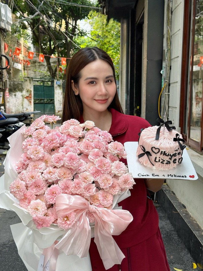 Sau hơn một năm vắng bóng trên màn ảnh nhỏ, mới đây, diễn viên Phan Minh Huyền (Huyền Lizzie) xác nhận sẽ trở lại với phần hai của bộ phim “Cách em một milimet”, phát sóng trên khung giờ vàng VTV.