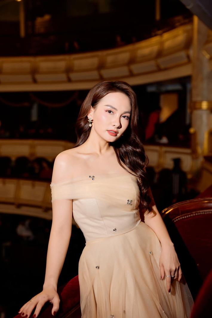 Bảo Thanh hiện không chỉ là gương mặt được yêu mến trên màn ảnh nhỏ mà còn là hình mẫu phụ nữ hiện đại: thành công, xinh đẹp, viên mãn và biết yêu thương chính mình. Ảnh: FBNV