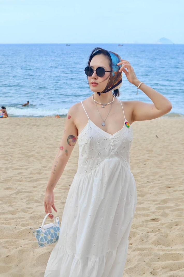 Ở tuổi ngoài 40, Phương Linh tận hưởng cuộc sống thư thái, nhẹ nhàng. Ca sĩ thường xuyên đi du lịch ở nhiều quốc gia, ăn các món đặc sản những nơi cô đến hay tậu các túi xách, phụ kiện thời thượng. Ảnh: FB Tran Phuong Linh