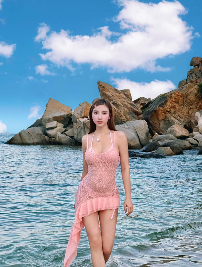 Hạnh Sino cũng chuộng các mẫu bikini dây mảnh phóng khoáng. Ảnh: FB Hạnh Sino