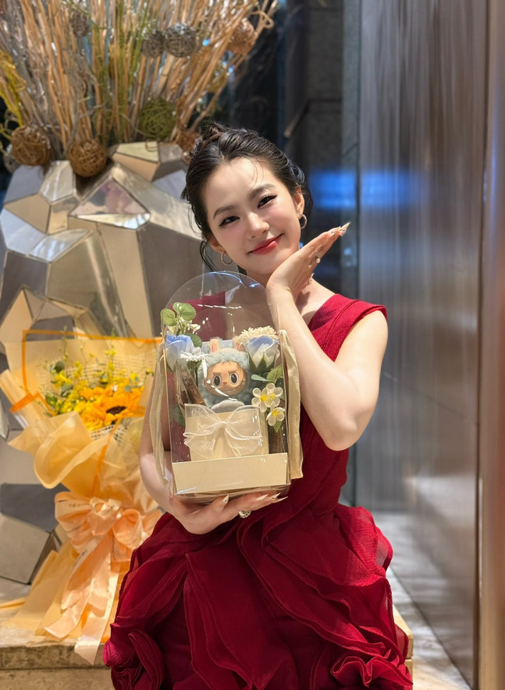 Nữ ca sĩ Lương Bích Hữu, từng được mệnh danh là "búp bê" của thế hệ 8x, 9x, gây chú ý khi xuất hiện với vóc dáng thon gọn và nhan sắc "lão hóa ngược" đáng kinh ngạc ở tuổi 41.