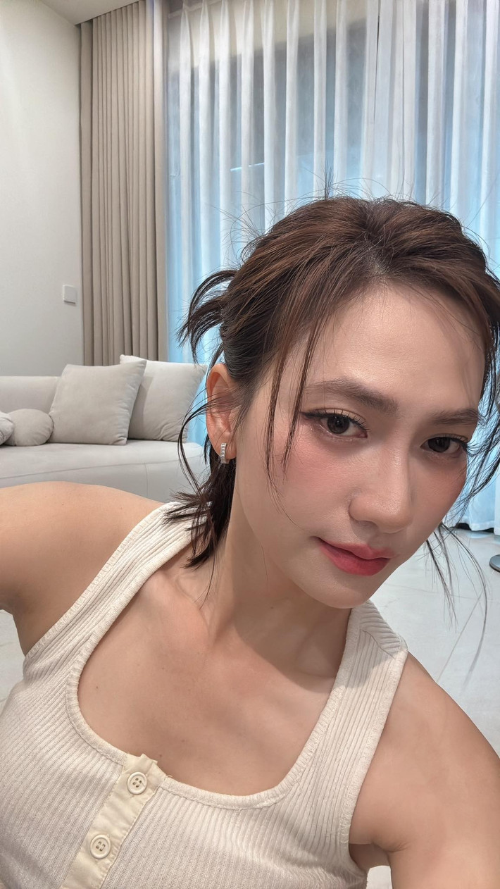 Trên trang cá nhân, Phương Anh Đào vừa chia sẻ một bức ảnh selfie. Cô được khen nhuận sắc trong bức ảnh tự chụp này. Ảnh: FB Phương Anh Đào