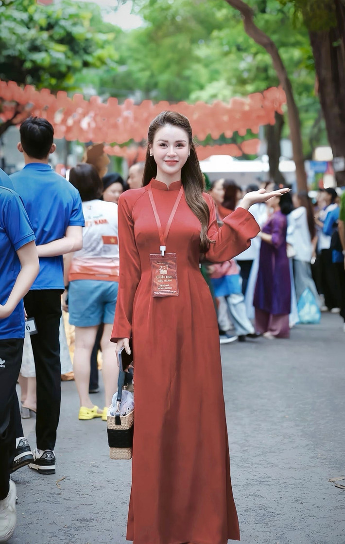 Diễn viên Lương Thu Trang khoe sắc với áo dài đỏ khi tham gia diễu hành. Ảnh: FB Lương Thu Trang