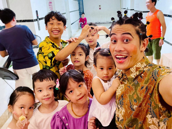 "Anh Tạ Mưa Đỏ" - diễn viên Phương Nam hóa chú Cuội đi chơi Trung thu cùng con gái và trẻ em trong khu dân cư. Ảnh: FB Nguyễn Phương Nam