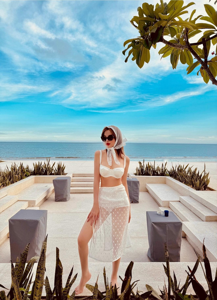 Huyền Baby thường xuyên lựa chọn diện váy ngắn hoặc quần shorts để khoe lợi thế đôi chân.
