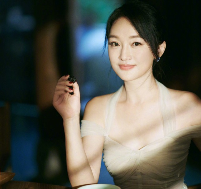 Những hình ảnh mặt mộc của cô thường xuyên gây sốt trên mạng xã hội, khiến ai nấy đều phải trầm trồ về làn da mịn màng, không tì vết.