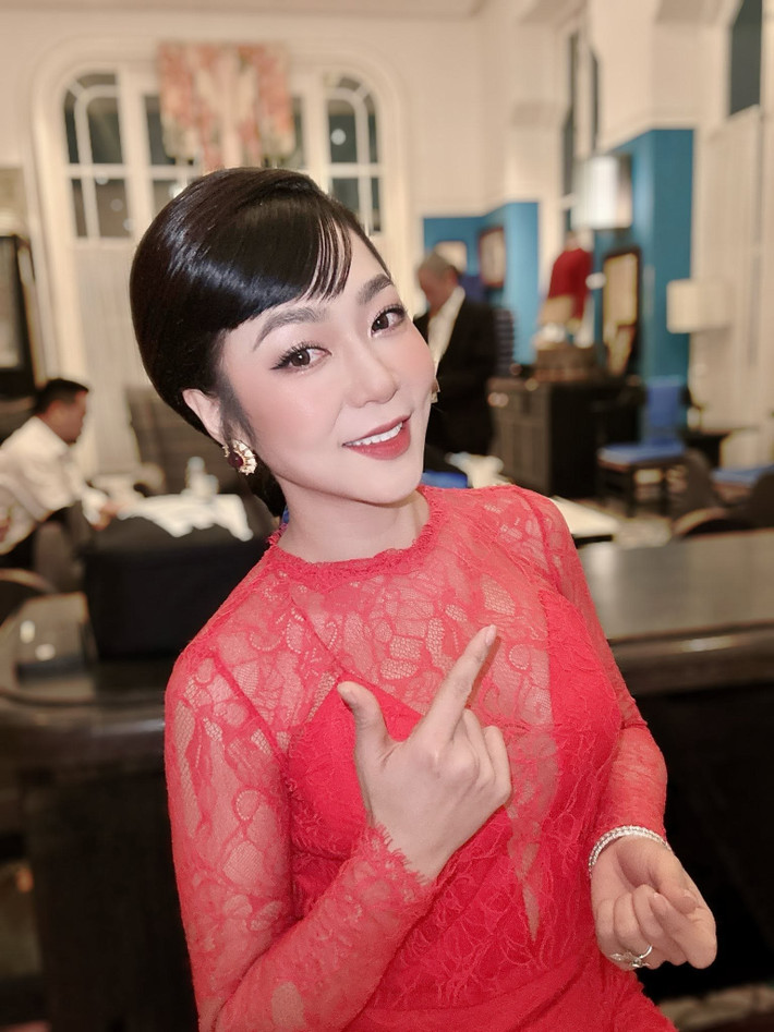Không còn là hình ảnh kín đáo, dịu dàng thường thấy, Hà Thanh Xuân của hiện tại tự tin khoe vóc dáng thon gọn, nuột nà trong những trang phục gợi cảm, tôn lên đường cong quyến rũ.