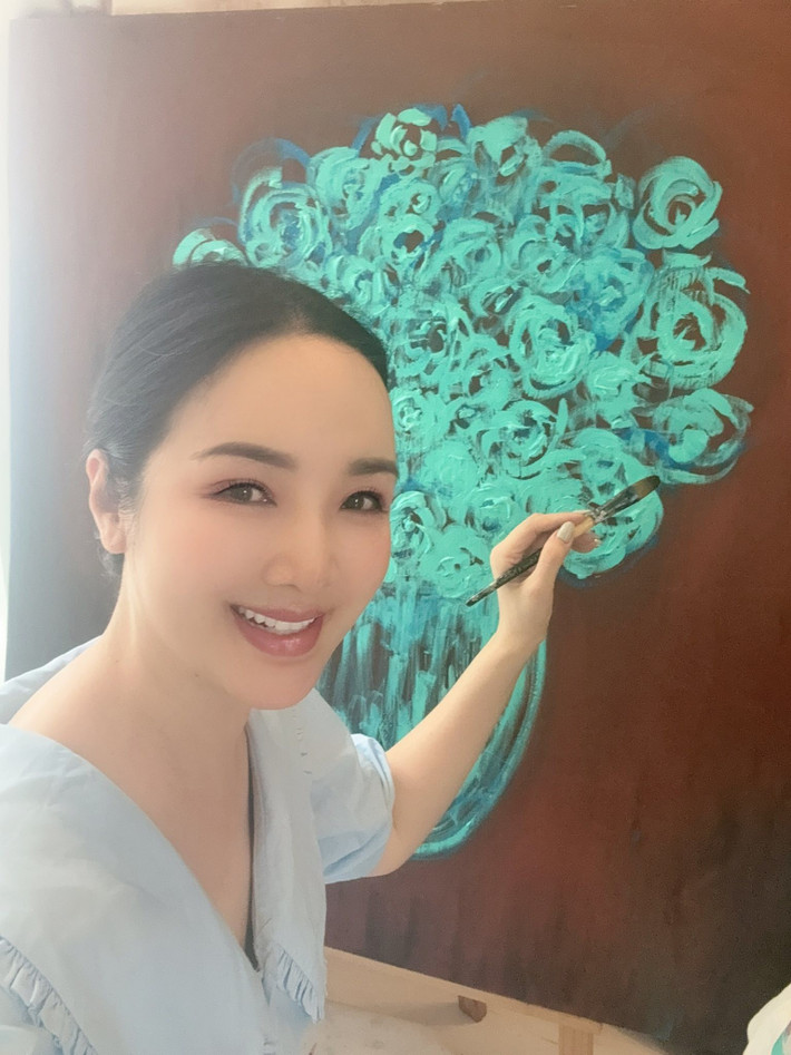 Hoa hậu Giáng My khoe bức tranh mới vẽ. Ảnh: FB Giang My Nguyen