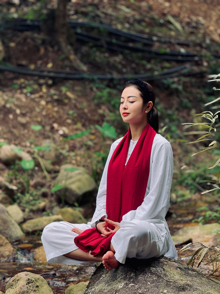 Hoa hậu Jennifer Phạm tìm về an yên với thiền và đọc sách. Ảnh: FB Jennifer Pham