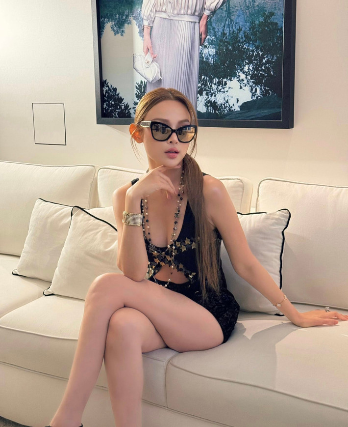 Làn da trắng sứ, đường nét thanh tú, đôi mắt to tròn cùng thần thái sang chảnh khiến nhiều người ví von cô sở hữu nhan sắc "chuẩn AI". Ảnh: FB Đặng Ngọc Huyền