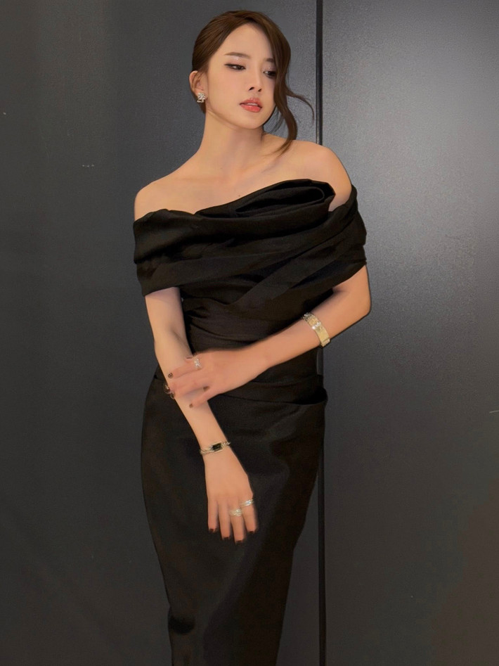 Thời gian gần đây, nữ ca sĩ thường chuộng tông đen mỗi lần đi event hay chụp photoshoot.