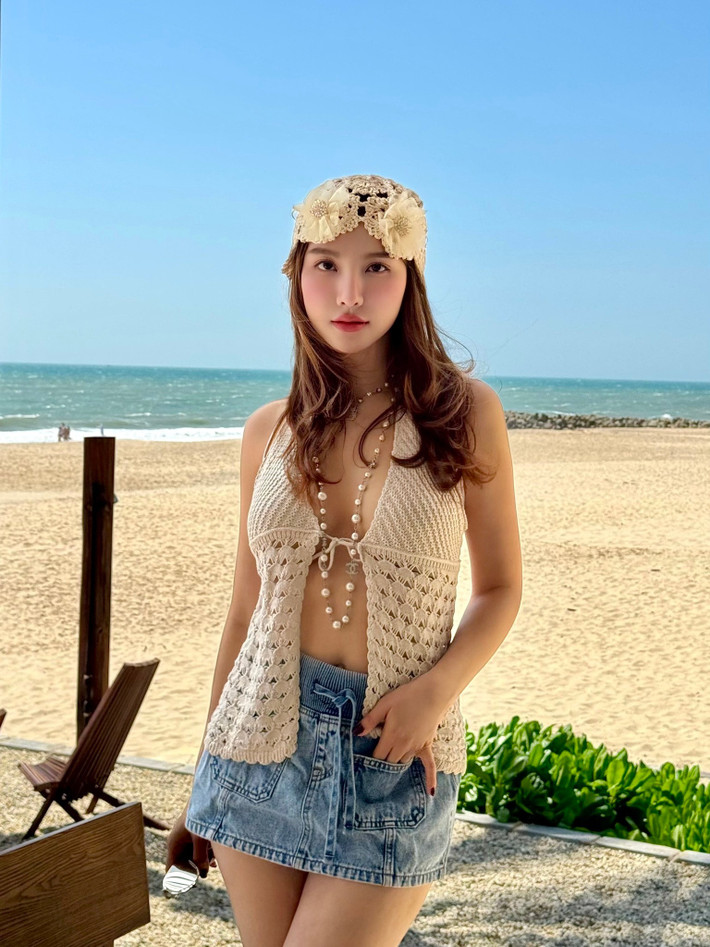 Thiết kế áo lưới táo bạo đã giúp nữ ca sĩ để lộ phần ngực căng đầy cùng vòng eo thon gọn, săn chắc. Ảnh: FB Hạnh Sino