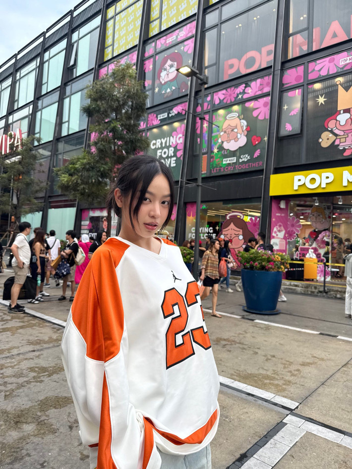 Tại Bangkok, nàng hậu Gen Z nhanh chóng trở thành tâm điểm khi xuất hiện trên đường phố với outfit trẻ trung, nhận về nhiều lời khen ngợi từ khán giả.