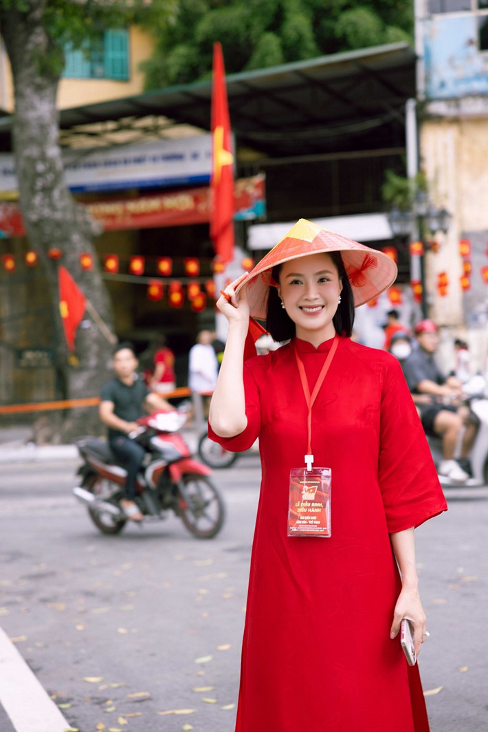 Tin tức sao Việt 26/8: Diễn viên Hồng Diễm xinh đẹp khi tham gia diễu hành. Ảnh: FB Nguyen Hong Diem