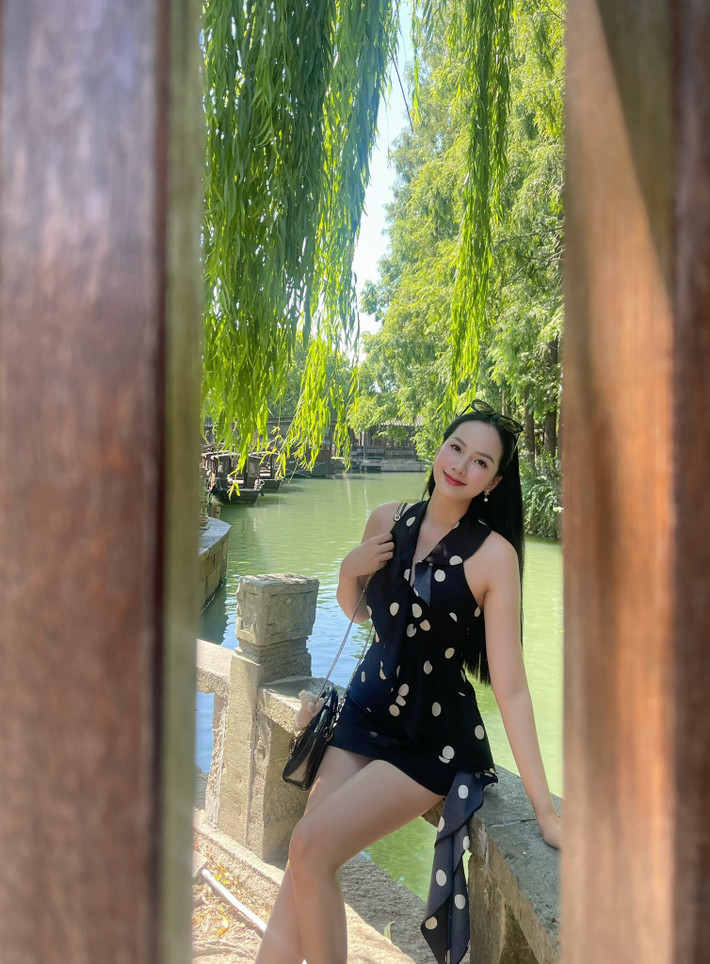 Sau cuộc thi, thay vì tận dụng bệ phóng để dấn thân sâu hơn vào showbiz, Phương Quỳnh lại có một quyết định bất ngờ. Năm 2022, ở tuổi 22, cô tổ chức đám cưới với chồng doanh nhân. Kể từ đó, người đẹp dần rút lui khỏi các hoạt động nghệ thuật, ít xuất hiện trên truyền thông để tập trung vun đắp cho tổ ấm riêng.