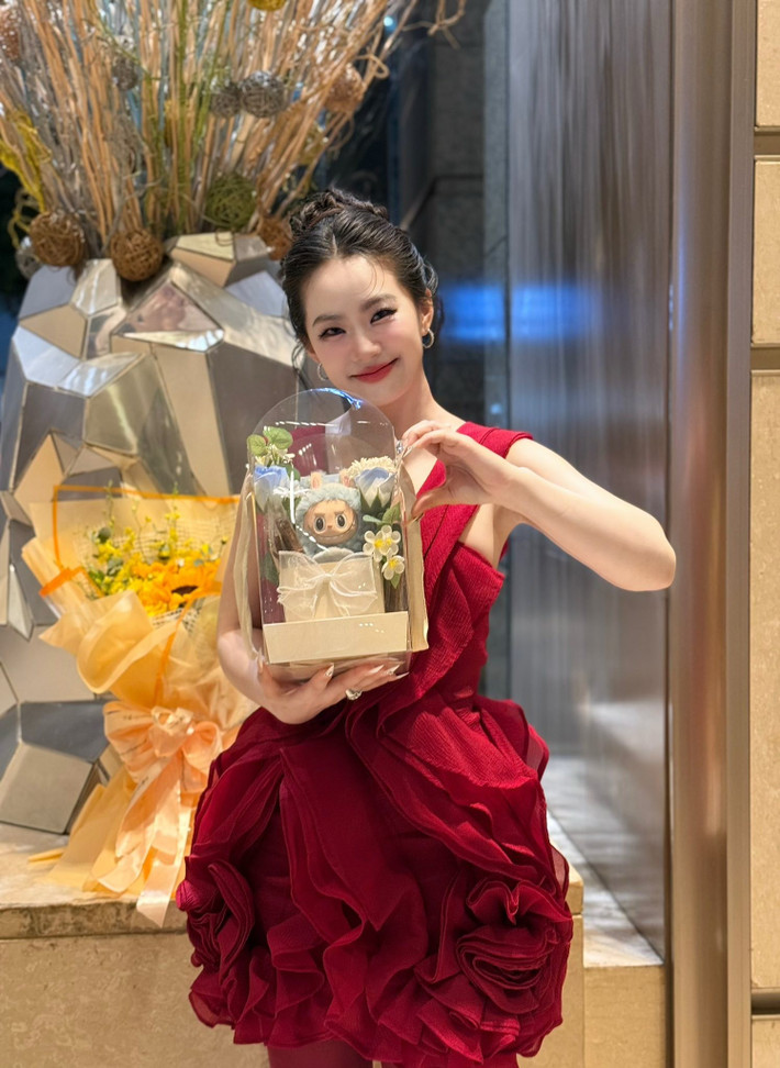 Ca sĩ Lương Bích Hữu khoe món quà là búp bê Labubu. Ảnh: FB LuongBichHuu