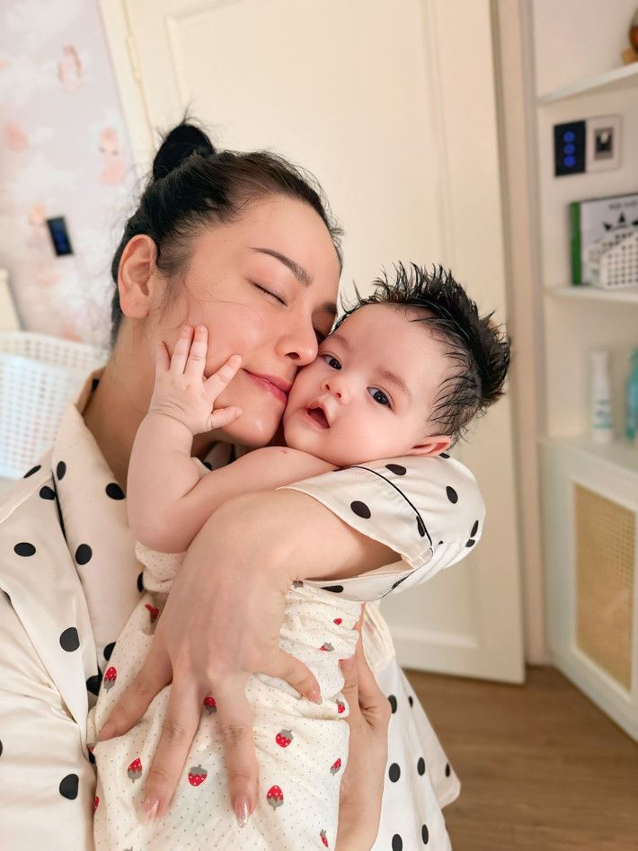 Nhật Kim Anh chăm con gái, cô cho biết đây là công việc mình yêu thích và cảm thấy hạnh phúc! Ảnh: FB Nhật Kim Anh