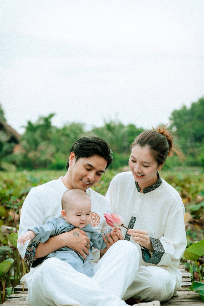 Gia đình nhỏ của Hồ Quang Hiếu chụp ảnh ở đầm sen. Ảnh: FB Hồ Quang Hiếu