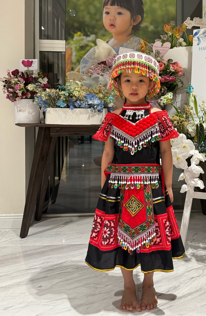 So với ngoại hình là "bản sao" của bố ngày bé, giờ đây con gái Cường Đô La trông giống mẹ nhiều hơn. Ảnh: FB Đàm Thu Trang