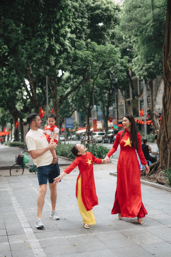 Nữ siêu mẫu cùng ông xã ngoại quốc và hai con thực hiện bộ ảnh đặc biệt, ghi dấu những khoảnh khắc đáng nhớ trên các tuyến phố rợp cờ đỏ sao vàng.