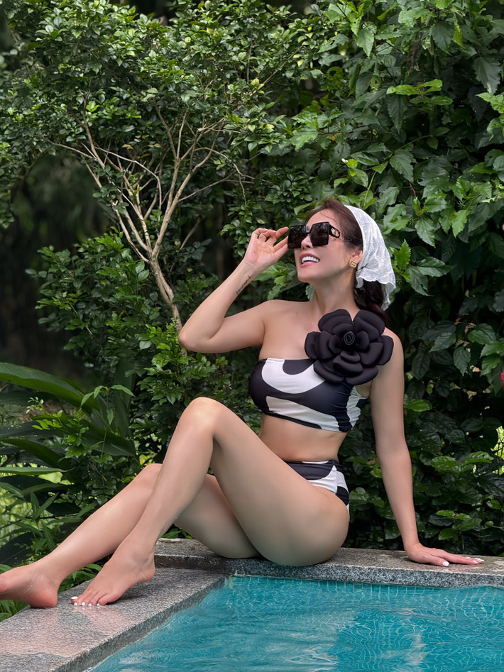 Quế Vân mặc đồ tắm tạo dáng ở hồ bơi. Ảnh: FB Quế Vân