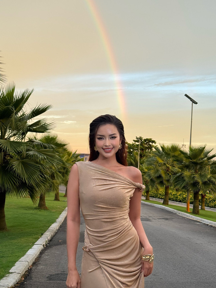 Hoa hậu Ngọc Châu khoe dáng dưới cầu vồng. Ảnh: FB Nguyễn Thị Ngọc Châu