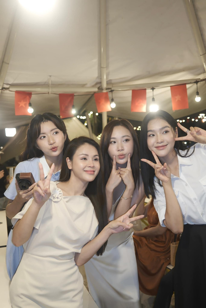 Lương Thu Trang chụp cùng các chị em đóng chung phim "Dịu dàng màu nắng". Ảnh: FB Lương Thu Trang