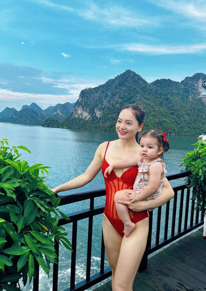 Tin tức sao Việt 13/7: Diễn viên Lan Phương diện bikini, bế con gái út chụp ảnh ở Hạ Long. Ảnh: FB Lan Phuong Nguyen