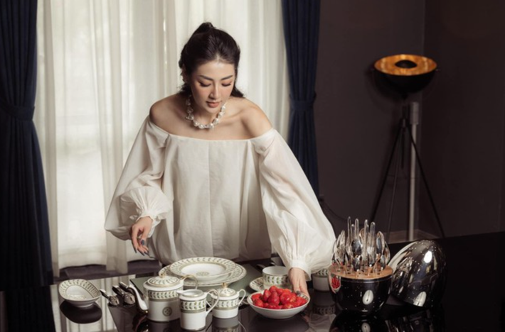 Hiện tại cả hai đang sinh sống trong căn biệt thự ven sông ở ngoại thành Hà Nội. Ảnh: FB Duong Tu Anh