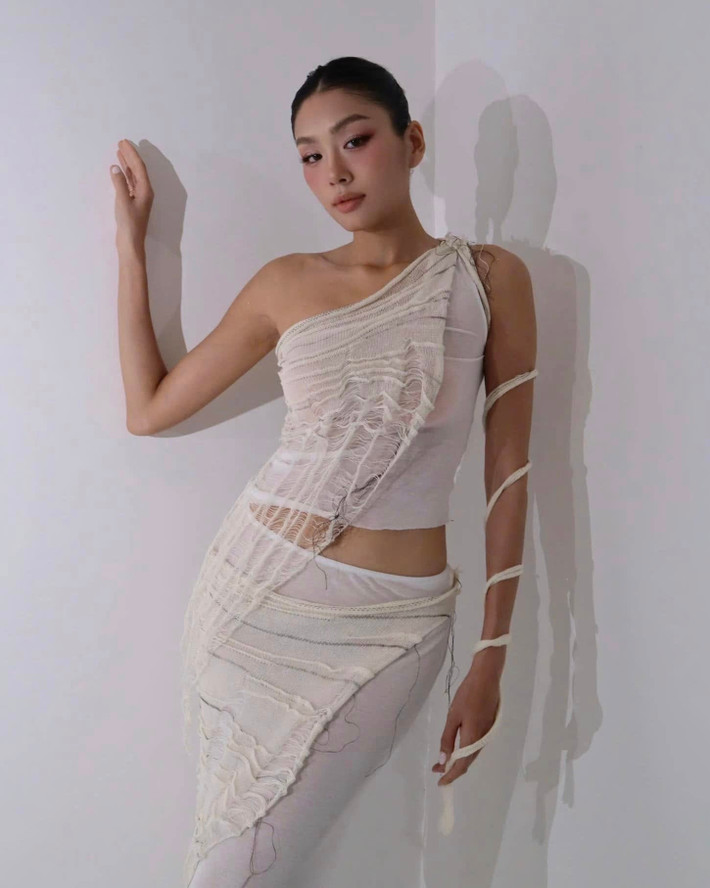 Mới đây, Thảo Nhi Lê khiến cộng đồng mạng bất ngờ khi quyết định công khai bạn trai ngoại quốc sau khoảng 1,5 năm hẹn hò bí mật. Nàng Á hậu chia sẻ rằng đối phương đã ở bên cạnh, đồng hành trong thời điểm khó khăn nhất của cuộc đời.