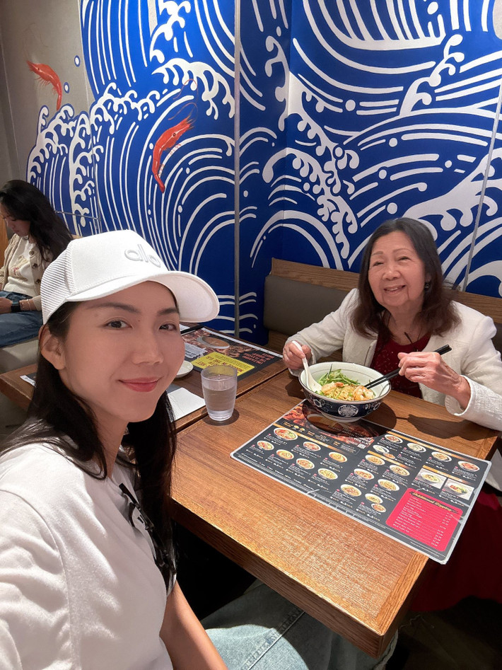 Ngọc Quyên đưa mẹ đi thưởng thức món mì Nhật ở một nhà hàng tại Mỹ. Ảnh: FB Ngoc Quyen