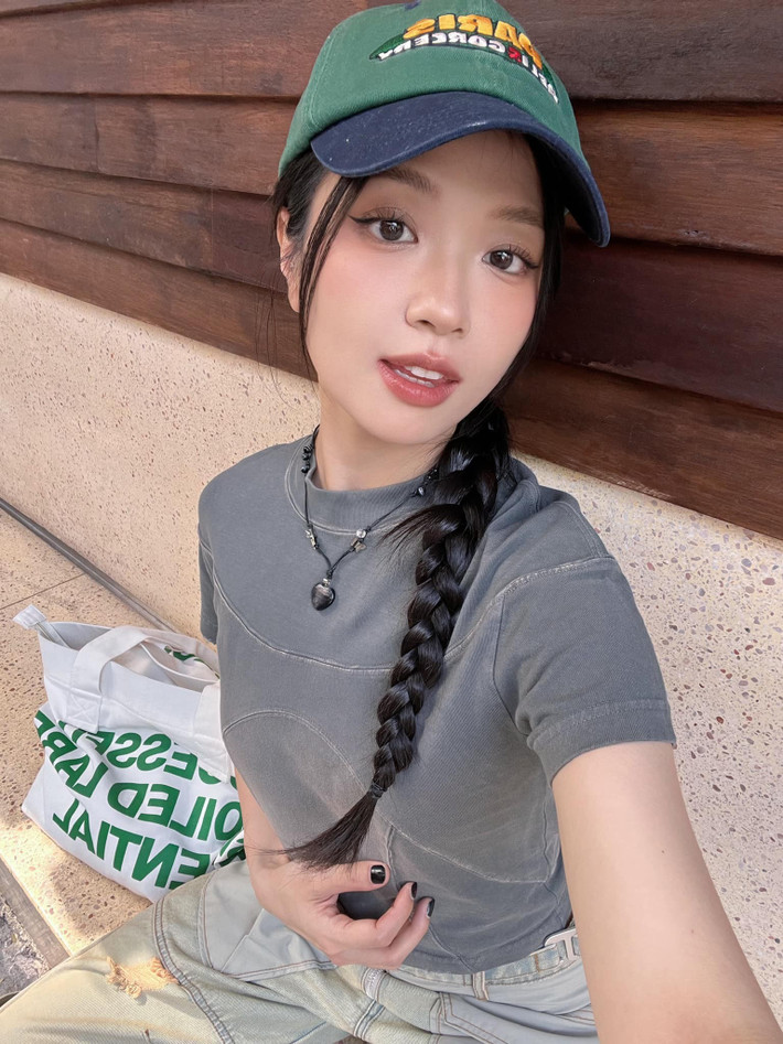 Cô thường lựa chọn những bộ váy nữ tính, gam màu pastel nhẹ nhàng hoặc những set đồ năng động, trẻ trung.