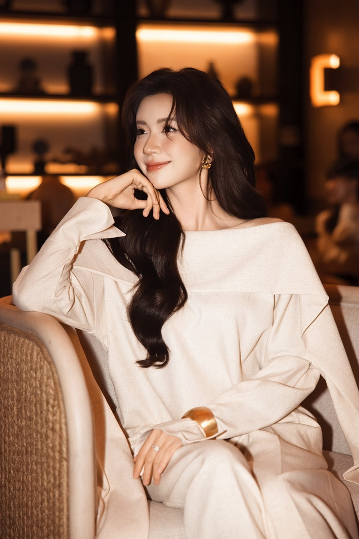 Diễn viên Ngọc Huyền lên đồ đơn giản nhưng sang chảnh, thanh lịch đi dự sự kiện. Ảnh: FB Nguyễn Ngọc Huyền