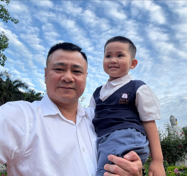 NSND Tự Long mừng sinh nhật con trai út. Ảnh: FB Tự Long