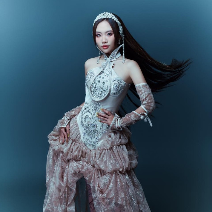 Phương Mỹ Chi là cái tên gắn liền với tuổi thơ của nhiều khán giả Việt khi bước ra từ chương trình Giọng Hát Việt Nhí mùa đầu tiên với chất giọng dân ca ngọt ngào. Khi ấy, "chị Bảy" ghi dấu ấn với làn da ngăm, mái tóc dài mượt và gương mặt mộc mạc, trong sáng. Ảnh: FB Phương Mỹ Chi