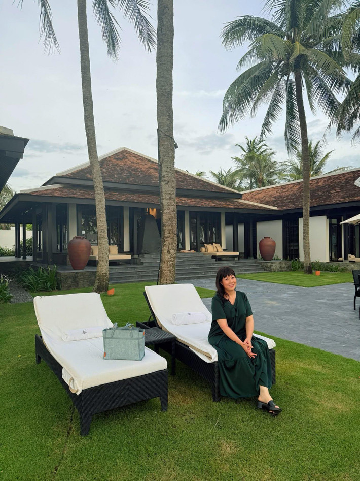 NSND Hồng Vân tận hưởng chuyến đi quay phim như du lịch. Ảnh: FB Hồng Vân