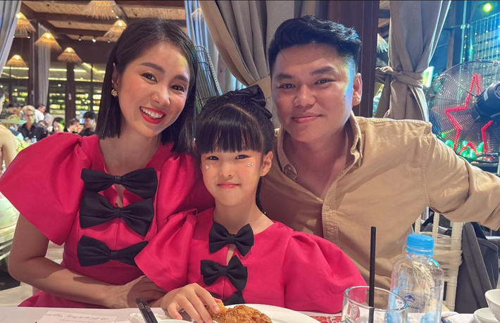 Ngoài công việc nghệ thuật, vợ chồng cô dành nhiều thời gian đưa các con đi du lịch, trải nghiệm cuộc sống ở nhiều nơi.