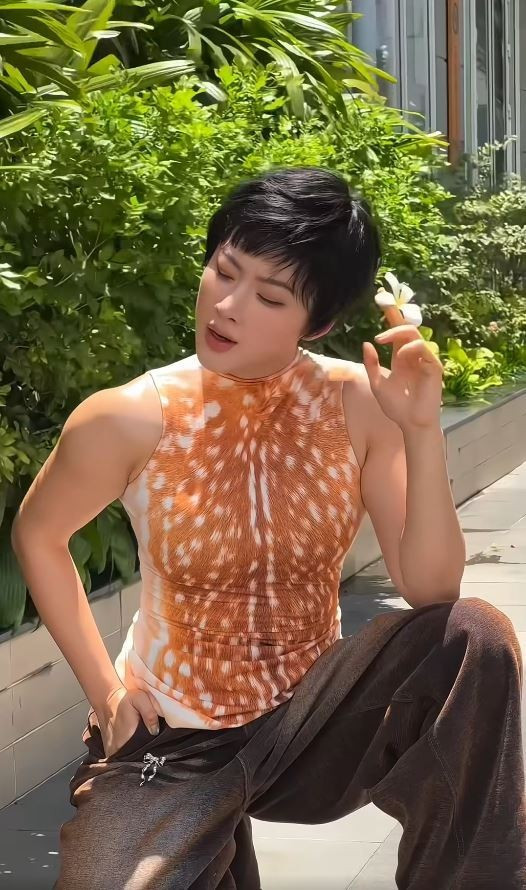 Sự "lột xác" ngoạn mục về ngoại hình của Angela Phương Trinh đang là chủ đề nóng trên các diễn đàn. Ảnh: Chụp màn hình