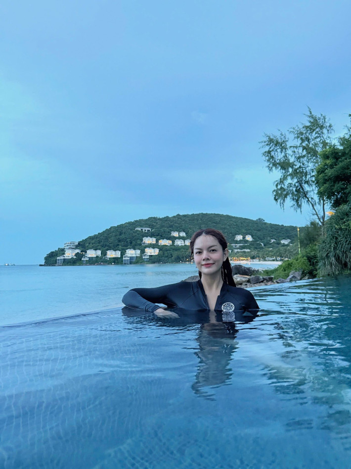 Bộ swimsuit màu đen ôm sát cơ thể tôn lên vóc dáng gợi cảm, vòng eo thon gọn cùng làn da trắng mịn không tì vết của nữ ca sĩ. Ảnh: FB Phạm Quỳnh Anh