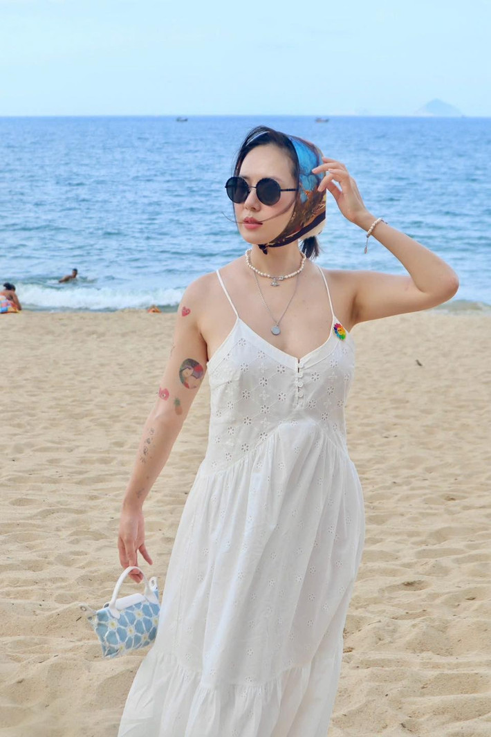 Ở một bài phỏng vấn, ca sĩ cho hay cô phù hợp hơn với cuộc sống độc thân, không áp lực phải lập gia đình. Ảnh: FB Tran Phuong Linh