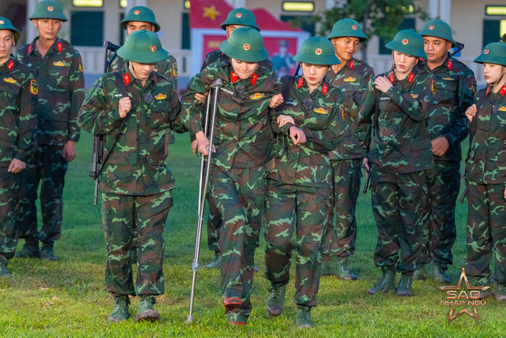 Ninh Dương Lan Ngọc chia sẻ khoảnh khắc "tình đồng chí" trong Sao nhập ngũ. Ảnh: FB Ninh Dương Lan Ngọc