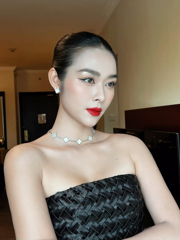 Mỗi lần xuất hiện, Diệp Bảo Ngọc đều để lại ấn tượng sâu sắc bởi vẻ đẹp không tì vết cùng phong cách thời trang tinh tế, đa dạng. Ảnh: FB Diệp Bảo Ngọc