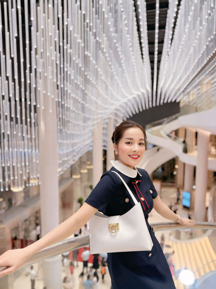 Trước đó, vào năm 2022, Minh Hương từng gây sốt khi đăng tải loạt ảnh căn hộ chung cư cao cấp.