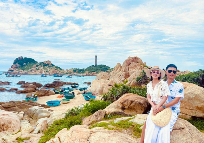 Diễn viên Lã Thanh Huyền trong vòng tay chồng đại trong chuyến du lịch mới đây. Ảnh: FB Lã Thanh Huyền