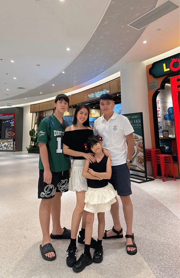 Trên trang cá nhân, Lê Phương thường xuyên chia sẻ những khoảnh khắc đời thường đầy hạnh phúc bên chồng và các con.