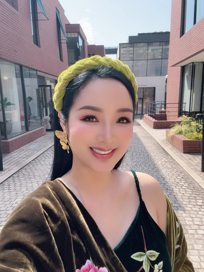 Bộ ảnh mới nhất của Hoa hậu Giáng My không chỉ đơn thuần là khoảnh khắc khoe sắc vóc hay không gian sống mà còn là minh chứng cho một cuộc sống viên mãn, đáng mơ ước.