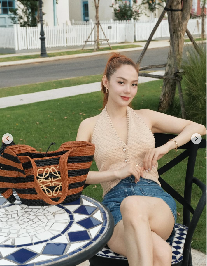 Minh Hằng diện đồ trẻ trung cùng chiếc túi cói giá 40 triệu đồng. Ảnh: FB IG minhhang2206