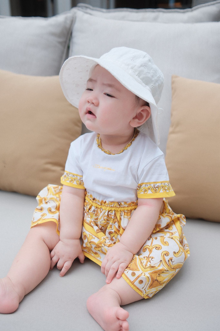 Không chỉ khiến người xem trầm trồ bởi ngoại hình xinh đẹp, Dương Tú Anh còn ghi điểm bởi sự tinh tế trong cách chọn trang phục để tạo nên sự đồng điệu với con gái. Ảnh: FB Duong Tu Anh