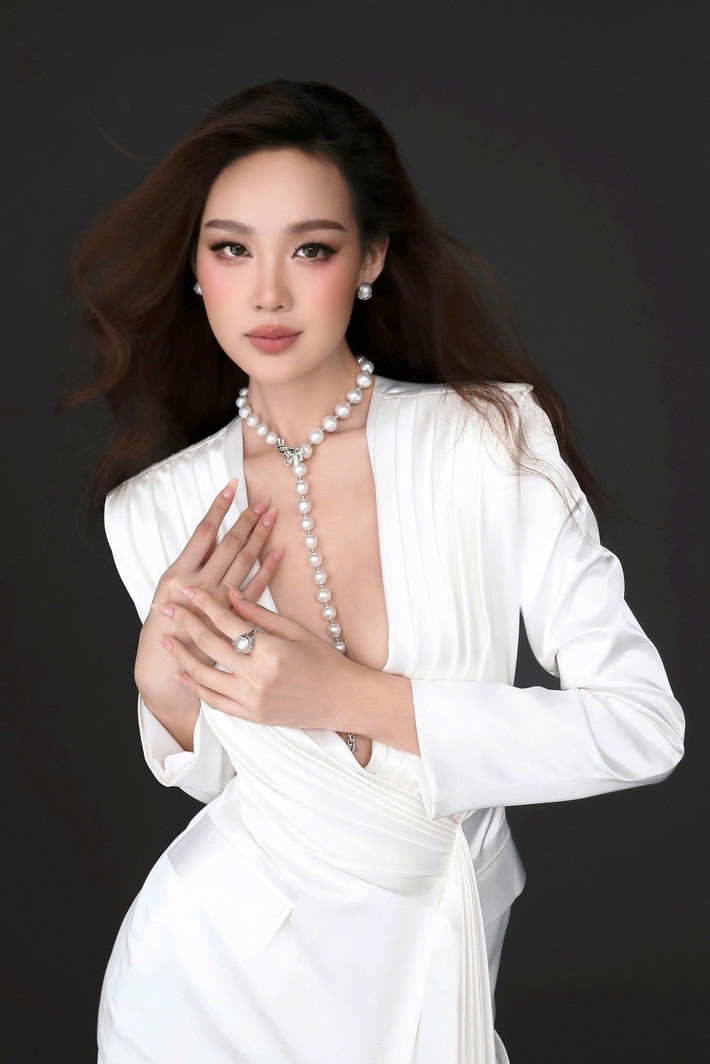 Hoa hậu Bảo Ngọc mặc đầm trắng thanh lịch. Ảnh: FB Lê Nguyễn Bảo Ngọc