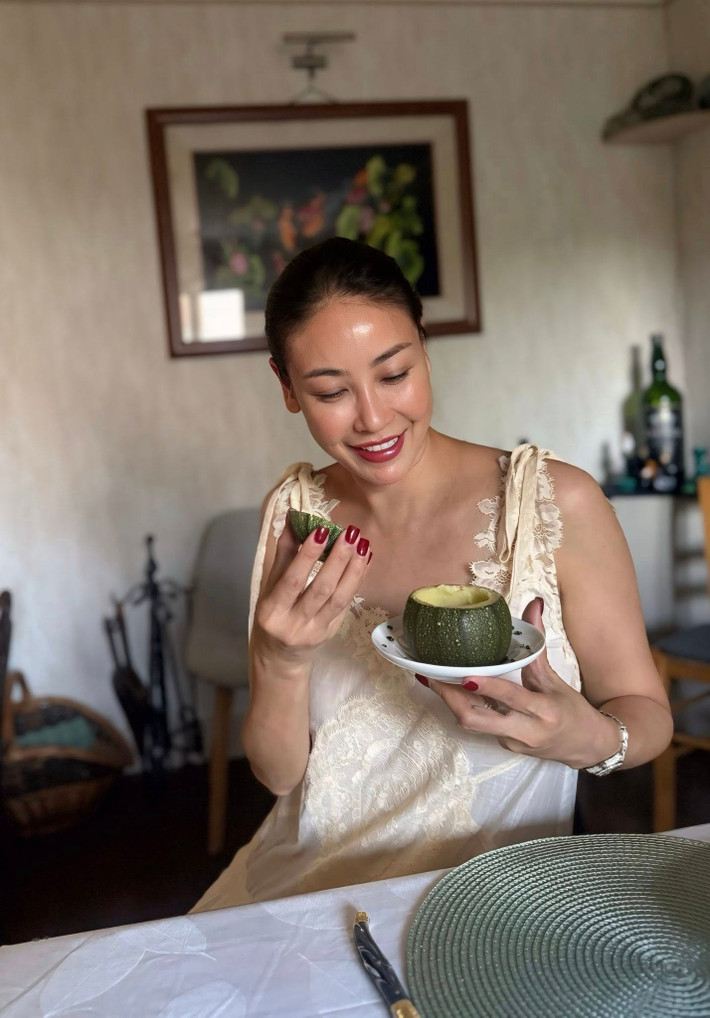 Hoa hậu Hà Kiều Anh thưởng thức món ngon cùng bạn thân 30 năm ở Pháp. Ảnh: FB Ha Kieu Anh